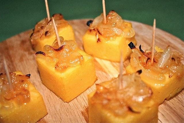 quadrotti-di-polenta-con-cipolla-caramellata