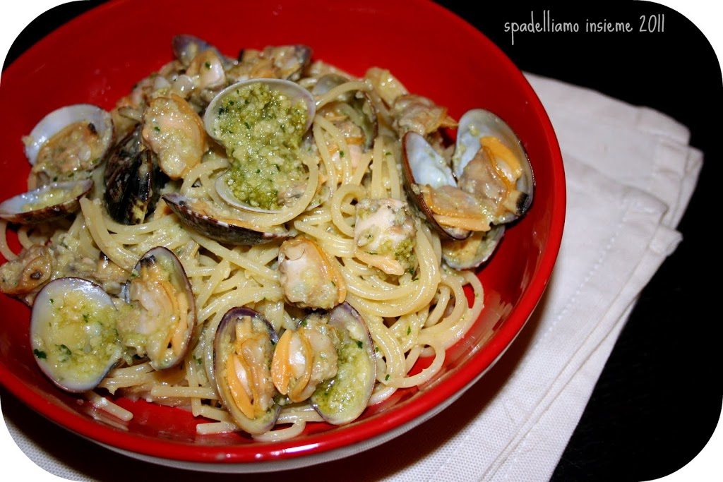 spaghetti alle vongole e pesto di mandorle