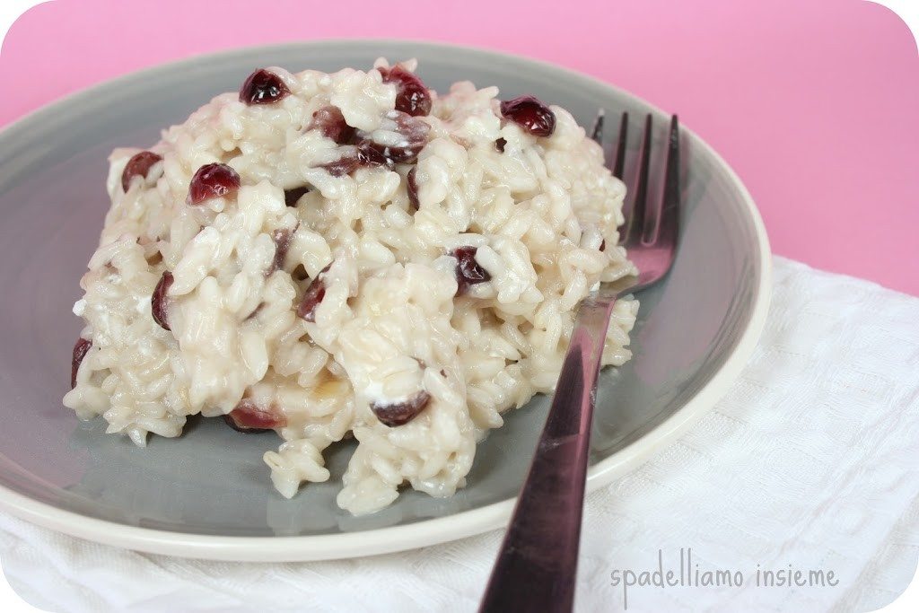 risotto con mirtilli rossi e robiola di caprino_spadelliamo risotto con mirtilli rossi e robiola di caprino_spadelliamo
