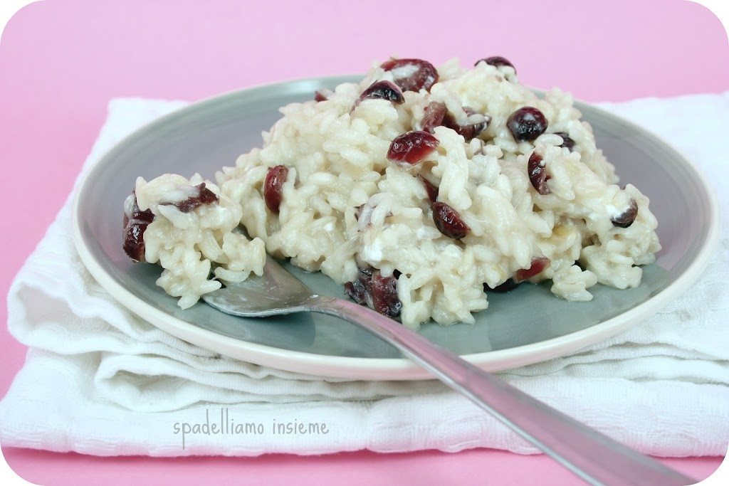 risotto con mirtilli rossi e robiola di caprino_spadelliamo risotto con mirtilli rossi e robiola di caprino_spadelliamo