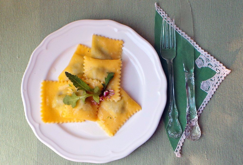 Ravioli ripieni con erbette di campo e toma al burro fuso ravioli-ripieni-con toma-ed erbette