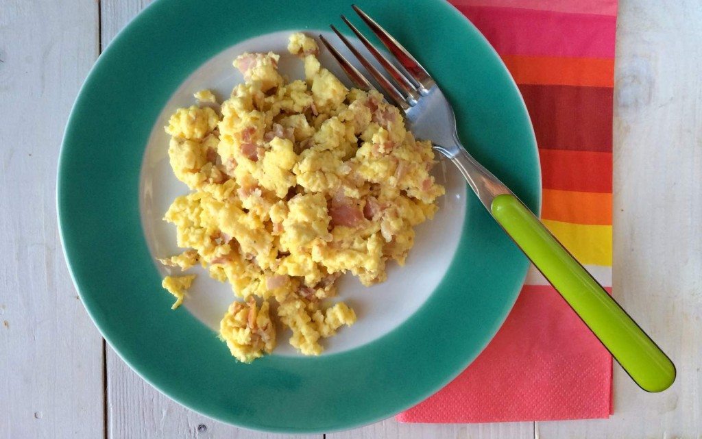 colazione-uova-strapazzate-ricotta-prosciutto cotto