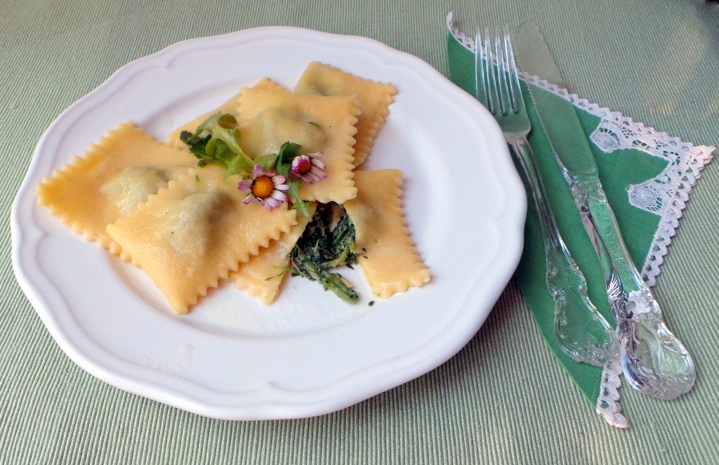 ravioli-pasta fresca- con ortiche e toma-al burro