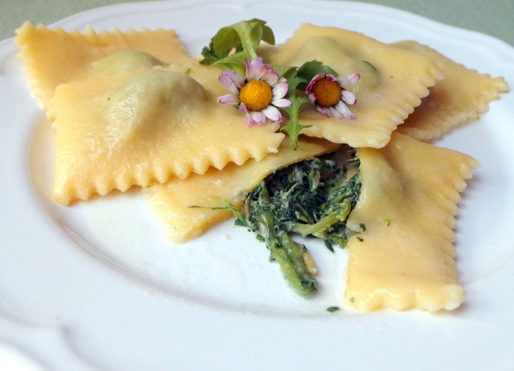ravioli-pasta fresca- con ortiche e toma-al burro
