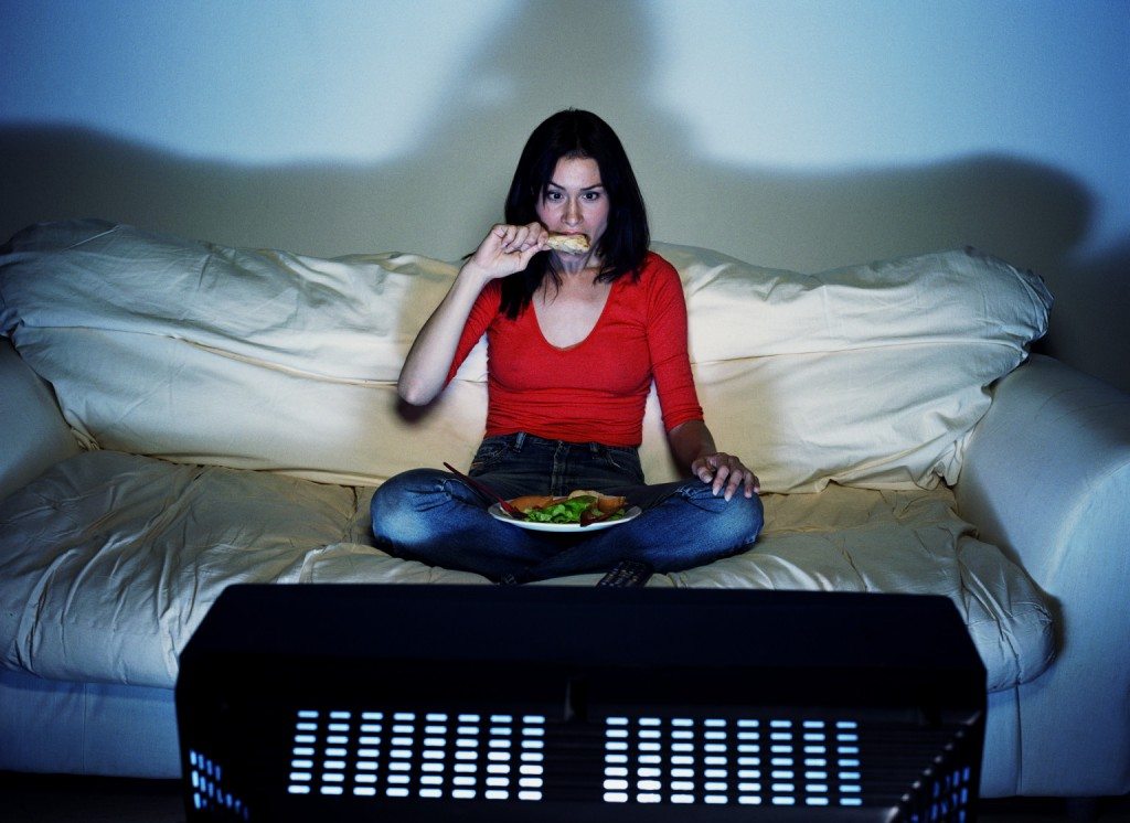 donna che mangia davanti alla tv